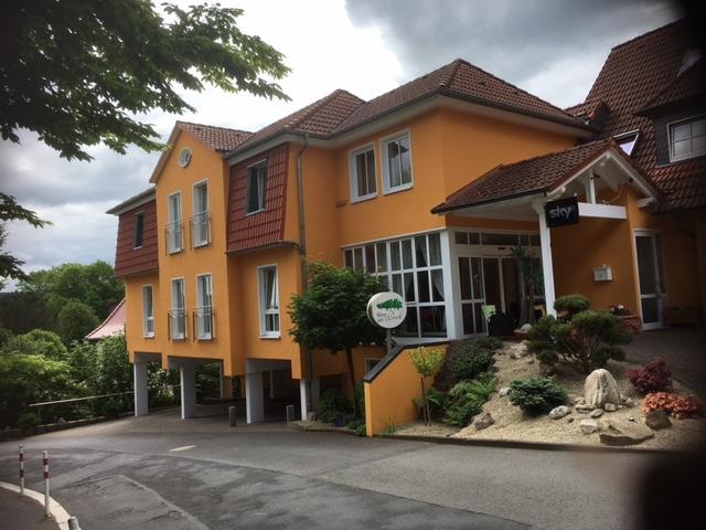 Haus Am Park 호텔 바트헤르스필드 외부 사진